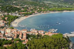 Panorama aereo del porticciolo di Marina di Campo, isola d'Elba, che ospita i pescherecci dei pescatori locali durante tutto l'anno per poi aumentare, nei mesi estivi, l'afflusso ...