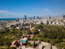 Panorama aereo del sud di Tel Aviv da Jaffa, Israele. Tel Aviv venne fondata nel 1909 da un gruppo di abitanti della vicina Jaffa. In ebraico il nome Tel Aviv significa "collina della primavera".

 ...
