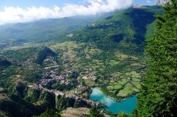 Panorama aereo del villaggio di Barrea nel Parco Nazionale d'Abruzzo, Italia.
