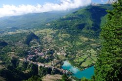 Panorama aereo del villaggio di Barrea nel Parco ...