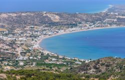 Panorama aereo del villaggio di Kefalos, isola di Kos (Dodecaneso), Grecia. Questa localià si affaccia sulla baia di Kamari e sorge a 43 km dalla città di Kos.

