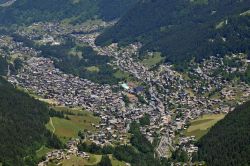Panorama aereo del villaggio di Morzine, Alpi francesi. Situata a 980 metri di quota, Morzine è un'importante località sia per il turismo invernale che estivo. 



