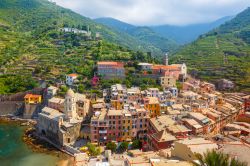 Panorama aereo del villaggio di pescatori di Vernazza, La Spezia, Liguria.
