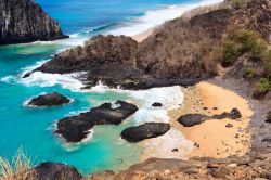 Panorama aereo della Baia dos Porcos sull'isola di Fernando de Noronha, Brasile. E' famosa per le piscine naturali dove praticare snorkeling.
