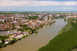 Panorama aereo della bella cittadina di Osijek, Slavonia, Croazia. Antico insediamento militare romano sotto la dinastia giulio-claudia, questa località è situata a 90 metri di ...