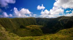 Panorama aereo della Caldeira di Faial, Azzorre, Portogallo.  Si giunge sino a qui attraverso una strada spettacolare immerse fra ortensie e criptomerie.

