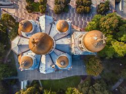 Panorama aereo della cattedrale dell'Assunzione a Varna, Bulgaria. Edificata alla fine dell'Ottocento, la cattedrale ortodossa è dedicata all'Assunzione della Vergine Maria. ...