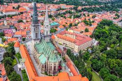 Panorama aereo della cattedrale di Zagabria con il Palazzo dell'Arcivescovo, Croazia. Costruita alla fine del XIII° secolo sulle rovine di un edificio del 1093 distrutto in seguito a ...
