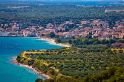 Panorama aereo della città costiera di Pakostane sul Mare Adriatico, Croazia. Nota con il nome italiano di Poschiane, questa località si trova nella regione zaratina. 

 ...
