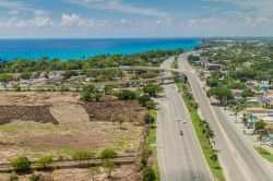 Panorama aereo della città di Boca Chica, Repubblica Dominicana: la Highway 3 e l'incrocio per Las Americas International Airport di Santo Domingo  - © Matyas Rehak / Shutterstock.com ...