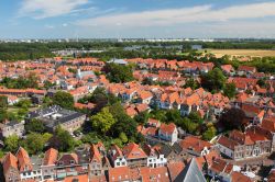 Panorama aereo della città di Brielle, nota anche come Den Briel, Olanda. La sua storia avvincente ha avuto inizio nel Trecento quando venne realizzata una prima carta costituiva di questa ...