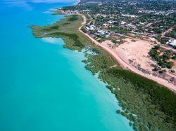 Panorama aereo della città di Broome, Western Australia. Lo splendido litorale lambito dall'acqua turchese dell'oceano. Siamo nella baia nota come Roebuck Bay.

