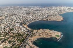 Panorama aereo della città di Dakar, Senegal, vista dalla costa Atlantica. La città si estende nella parte meridionale della penisola di Capo Verde sull'Oceano Atlantico.

 ...