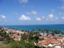 Panorama aereo della città di Maragogi, stato di Alagoas, Brasile. Questo gioiello brasiliano della Costa dei Coralli si presenta con un trionfo di spiagge e piscine naturali. In inverno ...