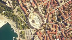 Panorama aereo della città di Pola, Croazia, con la famosa arena romana. Pola rappresenta anche il porto principale dell'Istria.



