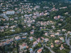 Panorama aereo della cittadina francese di Grasse, dipartimento delle Alpi Marittime.
