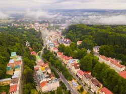 Panorama aereo della cittadina termale di Marianske Lazne (Marienbad) in una giornata nuvolosa. Siamo nella regione di Karlovy Vary, Repubblica Ceca.
