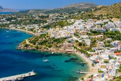 Panorama aereo della costa e del villaggio di Pandeli, isola di Lero, Grecia - © RAndrei / Shutterstock.com