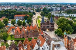 Panorama aereo della vecchia città di Lubecca, nord della Germania. E' considerata uno dei luoghi più magici e affascinanti d'Europa grazie anche alle sue chiese gotiche ...