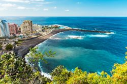 Panorama aereo della zona alberghiera di Puerto de la Cruz, Tenerife, Spagna. Questo Comune costiero vanta una grande tradizione alberghiera con oltre ventimila posti letto per i turisti.

 ...