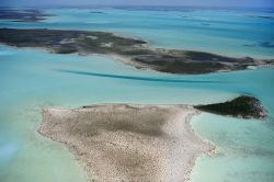 Panorama aereo dell'isola di Andros, Arcipelago delle Bahamas. Questa oasi di tranquillità è situata 48 km a ovest di Nassau. E' l'isola meno esplorata dell'arcipelago.



 ...
