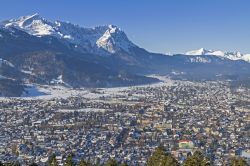 Panorama aereo di Garmisch-Partenkirchen e dei monti dello Zugspitze e Alpspitze (Germania).
