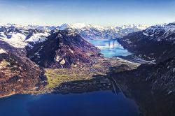 Panorama aereo di Interlaken e dei laghi di Thun e Brienz, Svizzera. In questa località ci si può divertire sciando sulle sue vette e navigando nei suoi laghi.
