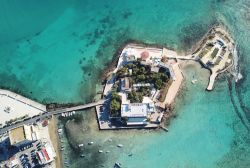 Panorama aereo di Isola Beach a Porto Cesareo, Salento, Puglia.
