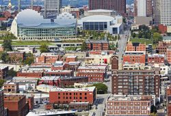 Panorama aereo di Kansas City, Missouri, con il Kauffman Center. Questo centro per le arti e lo spettacolo è stato costruito nel progetto di riqualificazione del centro cittadino.
