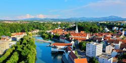 Panorama aereo di Kempten con le Alpi sullo sfondo, Germania. Con i suoi 68 mila abitanti, questa località è un importante centro culturale, commerciale e amministrativo del paese.
 ...