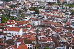 Panorama aereo di Leiria, Portogallo. Questa vivace cittadina universitaria situata ai piedi di un promontorio è un gradevole insieme di influenze medievali e moderne. 

