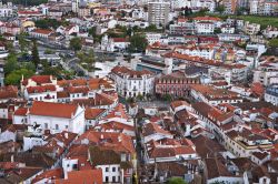 Panorama aereo di Leiria, Portogallo. Questa vivace cittadina universitaria situata ai piedi di un promontorio è un gradevole insieme di influenze medievali e moderne. 

