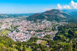 Panorama aereo di Lourdes, Francia: situata nel sud-ovest del paese, sorge ai piedi dei Pirenei ed è un importante luogo di pellegrinaggio cattolico.
