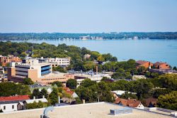 Panorama aereo di Madison con il lago Monona, Stati Uniti d'America.

