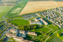 Panorama aereo di Magny-le-Hongre, Francia. Il nome di questa città appare per la prima volta in documenti dell'XIII° secolo.

