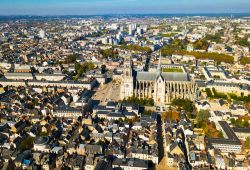 Panorama aereo di Orléans (Francia): al centro, la cattedrale, monumento storico francese dal 1862.

