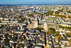 Panorama aereo di Orléans (Francia): al centro, la cattedrale, monumento storico francese dal 1862.

