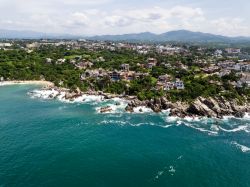 Panorama aereo di Puerto Angelito Beach a Puerto Escondido, Messico. A pochi passi a piedi da Puerto Escondido si trovano spiaggia e baia di Puerto Angelito dove tuffarsi per un bagno rinfrescante.



 ...