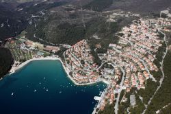 Panorama aereo di Rabac, Croazia - Situato in una bellissima baia vicino a Labin, Rabac è un centro turistico nonchè porto sulla costa sud orientale dell'Istria. La baia con ...