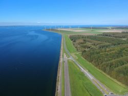 Panorama aereo di una diga e di un polder a Flevoland (Almere Poort), Paesi Bassi. Il polder è un tratto di mare asciugato artificialmente attraverso dighe e sistemi di drenaggio dell'acqua.
 ...