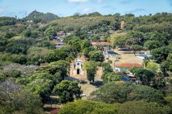 Panorama aereo di Vila dos Remedios con la chiesa di Nossa Senhora dos Remedios, isola di Fernando de Noronha, Pernambuco, Brasile.
