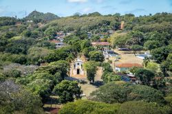 Panorama aereo di Vila dos Remedios con la chiesa di Nossa Senhora dos Remedios, isola di Fernando de Noronha, Pernambuco, Brasile.
