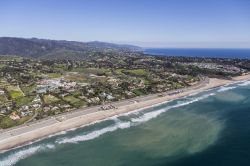 Panorama aereo di Zuma Beach e della costa del pacifico a Malibu, California.

