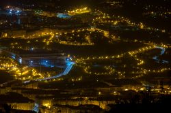 Panorama aereo notturno della città di Oviedo, Spagna. Capoluogo del Principato delle Asturie, Oviedo venne fondata attorno alla metà dell'VIII° secolo. E' sede di ...