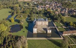 Panorama aereo sul castello di Cormatin nel sud della Borgogna, Francia. Per accedere al maniero, circondato dall'acqua, si percorre una passerella che conduce al cortile interno - © ...
