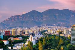 Panorama al tramonto del centro di Tirana (Albania) dalla Sky Tower - © Alla Simacheva / Shutterstock.com