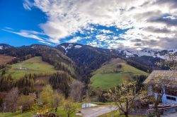 Panorama alpino con la neve sulle cime delle montagne nei pressi di Leogang, Austria.
