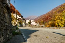 Panorama autunnale con vecchie case e il ponte a Rosazza, Piemonte - © Max Rastello / Shutterstock.com