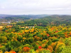 Panorama autunnale dal Mattatuck Trail in cima alla Black Rock, Connecticut, Stati Uniti. Questo sentiero escursionistico si estende per circa 60 km attraverso la contea di Litchfield.
