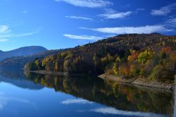 Panorama autunnale del Lago di Osiglia in Liguria - © mirko farfazi, CC BY 3.0, Wikipedia